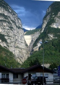 La diga del Vajont vista da Longarone (Photo Emanuele Paolini)