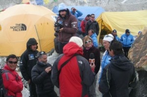 La troupe di Sky al campo base dell'Everest