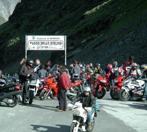 Motoraduno Stelvio Motoraduno dello Stelvio (Photo www.motoraduno-stelviointernational.com)