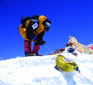 24 maggio 2004 - Alex Busca della spedizione K2 2004 con il georadar in vetta all'Everest
