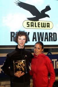 Adam Ondra riceve il Salewa Rock Award da Ruth Oberrauch di Salewa Italia