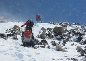 Gerlinde e Vassily verso campo 3 (Photo National Geographic courtesy R. Dujmovits)