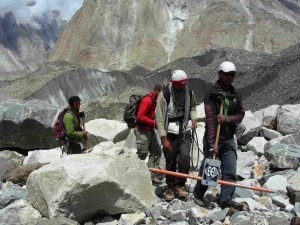 Il team di glaciologi Share-Paprika al lavoro in Karakorum (Photo Giampietro Verza)