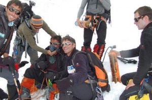 Gli alpinisti sorridono al termine del soccorso al GI (Photo Luis Rousseau - Desnivel)