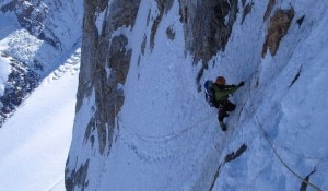 Dujmovits fissa le corde sul traverso Nord del K2 (Photo National Geographic courtesy G. Kaltenbrunner)