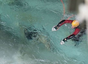 Soccorso nel torrente (Photo Dario Rigamonti courtesy of La Provincia di Varese)