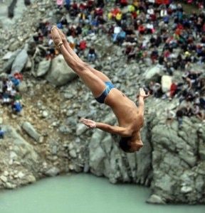 Tuffo dalla diga di Campo Moro nel 2010 (photo M. Orlandi courtesy of vaol.it)