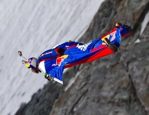 Valery Rozov primo base jumper sul Bianco italiano (Photo Ansa)