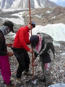 Il team di glaciologi Share-Paprika al lavoro in Karakorum (Photo Giampietro Verza)