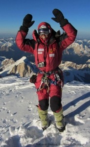 Gerlinde Kaltenbrunner in vetta al K2 il 23 agosto 2011 (Photo by Maxut Zumayev - National Geographic)