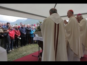 Il Cardinal Bertone a Introd (Photo courtesy euronews.net)