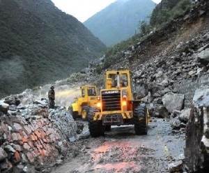 Ruspe al lavoro per rimuovere i detriti del terremoto e delle frane in Tibet (Photo courtesy of www.news.cn)