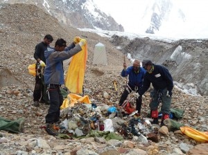 La spazzatura raccolta dalla campagna di pulizia Keep Karakorum Clean