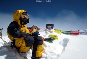 Jae Soo Kim in una foto in cima al Gasherbrum II con una foto dell'amica Miss Go 