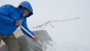 Soria spala la neve dalla tenda (Photo  Darío Rodríguez-Desnivel)