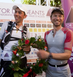 Jules Henry Gabioud (a sinistra) e Marco Gazzola (a destra) al traguardo del Tor des Gèants 2011 (Photo Stefano Torrione courtesy of  www.tordesgeants.it)