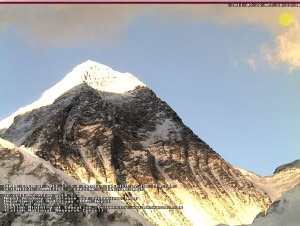 L'immagine dell'Everest colta dalla webcam il 26 maggio al tramonto 