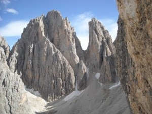 A destra la cima Dente del Sassolungo (Photo courtesy of www.ilmonodito.it)