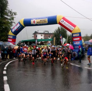 La partenza sotto la pioggia del Trofeo Scaccabarozzi (Photo Maurizio Torri courtesy of www.sportdimontagna.com)