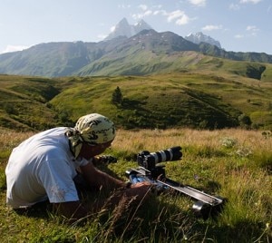 Un componente della spedizione prepara la macchina fotografica nella giusta prospettiva (Photo courtesy of http://www.macromicro.it)