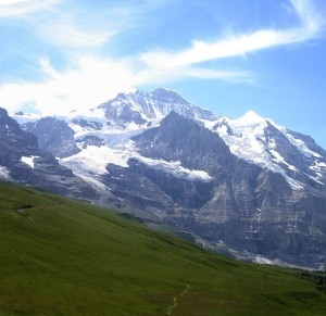 Il ghiacciaio Giesen (a sinistra) nel versante nord-est della Jungfrau. (Photo Ashraf Nassef courtesy of www.panoramio.com)