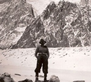 Dudley Wolfe di fronte al Broad Peak (Photo courtesy of George C. Sheldon Family)