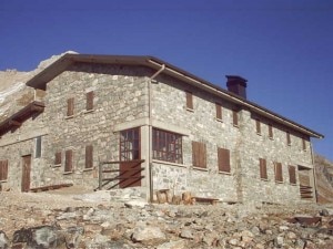 Il rifugio Capanna 2000 sul Monte Arera (© 2002 Rifugio Capanna 2000)