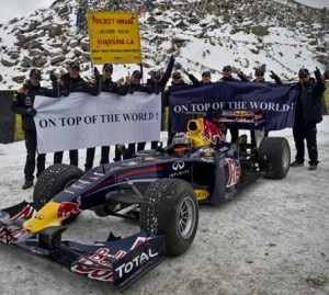 Il team del Red Bull Running Show car con Neel Jani e la monoposto al passo Khardung La (Photo courtesy of http://www.redbullracing.com)