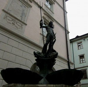 La fontana del Nettuno di Bolzano come appariva prima del furto (Photo courtesy of http://www.panoramio.com)