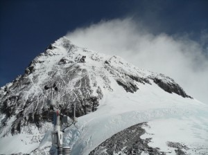 La stazione di Colle Sud con dietro la vetta dell'Everest  (Photo archivio)