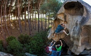 Iker Pou fa boulder in Sardegna (Photo pouanaiak.com)