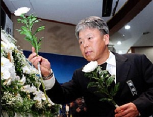 L'alpinista dei 14 ottomila Um Hong-Gil saluta Mr Park (Photo Explorersweb - Courtesy Kyu Dam Lee)