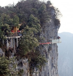 La passerella di vetro sulla Tianmen Mountain (© China Foto Press)