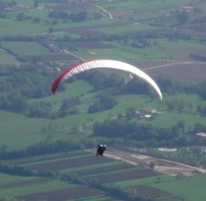 Parapendio nella zona del Grappa (Photo courtesy of http://www.panoramio.com)