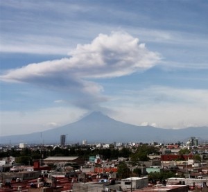 La colonna di vapore del vulcano Popocatepetl (© Francisco Guasco / EPA)