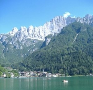 La cittadina di Alleghe e alle spalle il Monte Civetta (Photo courtesy of www.montecivetta.it)