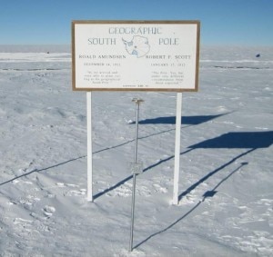 La pietra miliare e il cartello che indicano il Polo Sud geografico (Photo courtesy of www.esrl.noaa.gov)