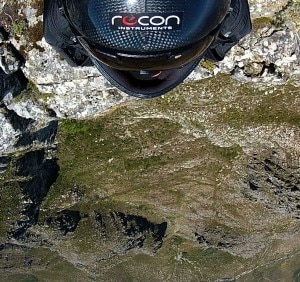 Una delle immagini scattate da Jeb Corliss durante il salto dalla Table Mountain dell'11 gennaio (Photo courtesy of  jebcorliss.net)