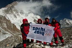 I russi al K2 con lo striscione olimpico (Photo k2-winterclimb.ru)