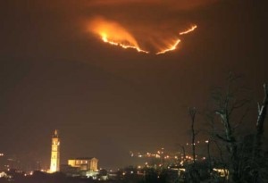 L'incendio sul monte Pizzoc (Photo courtesy www.oggitreviso.it)