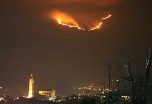 L'incendio sul monte Pizzoc (Photo courtesy www.oggitreviso.it)