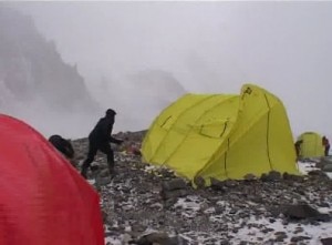 Russi al K2 sotto la bufera