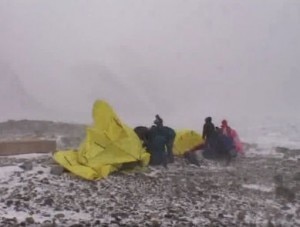 Russi al K2 sotto la tormenta
