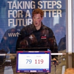 Il principe Harry sul tapis roulant nella altitude chamber (© Matt Dunham / AP Photo)