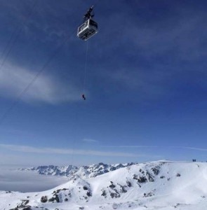 Il salvataggio di un passeggero della cabina (© AFP)