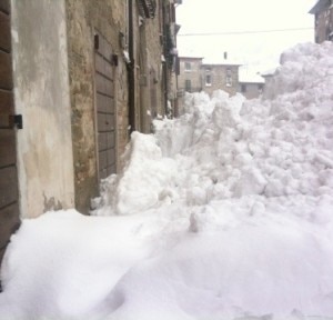 La neve caduta in una delle vie di Apecchio (Photo courtesy of apecchio.info)