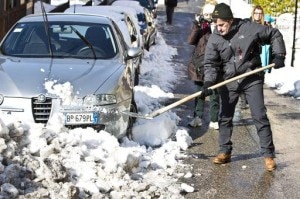 Alemanno spala la neve (Photo courtesy Rainews24.it)