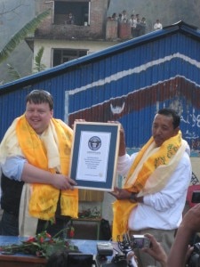 Apa Sherpa riceve il certificato del Guinness 1 (Photo courtesy asian-trekking.com)