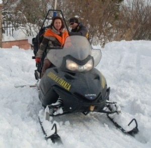 La donna sulla motoslitta della Guardia di Finanza (Photo courtesy of altoadige.gelocal.it)