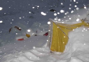 Il campo base del Nanga Parbat sotto la nevicata (Photo Simone Moro - simonemoro.gazzetta.it)